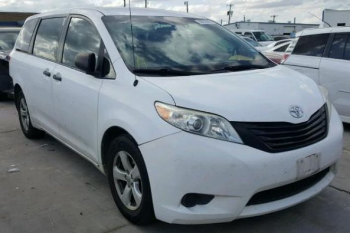 TOYOTA SIENNA BASE 2011 2.7L